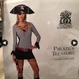 New Women's Pirate costume-size small